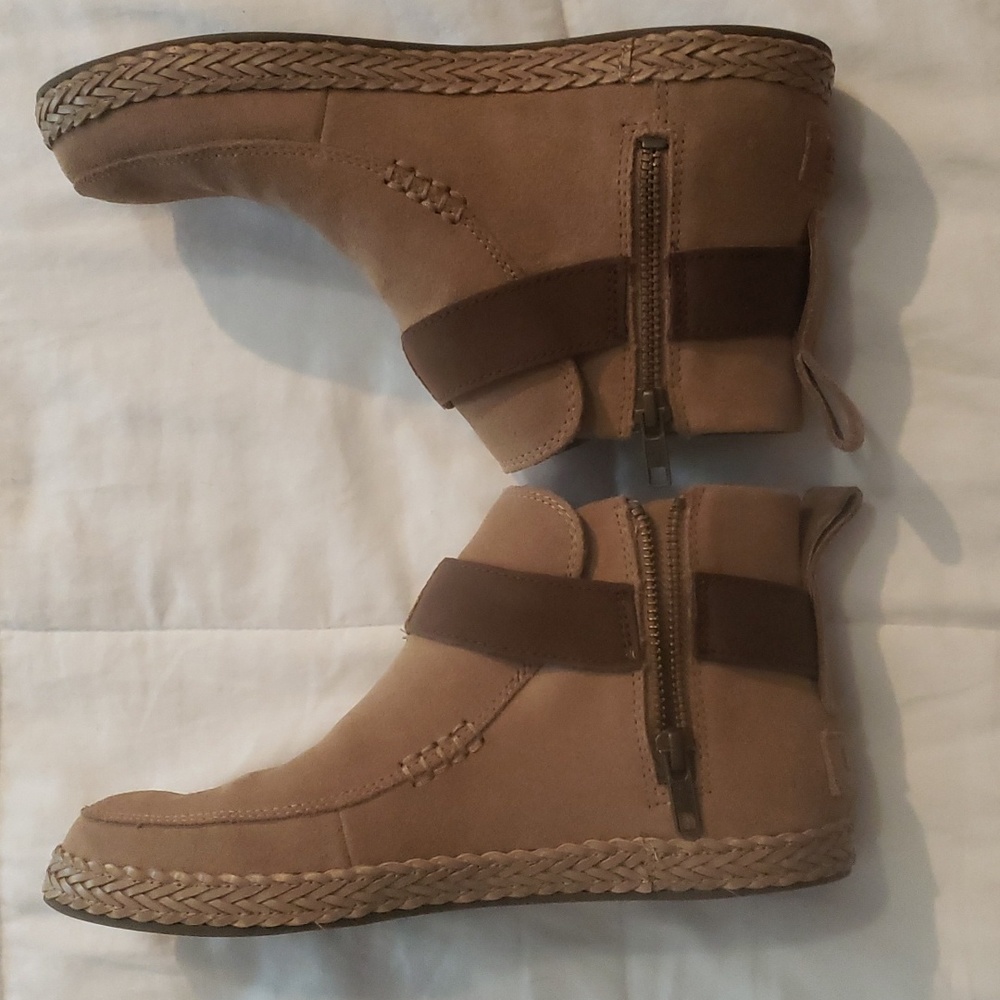 Never worn uggs - Picture 5 of 5